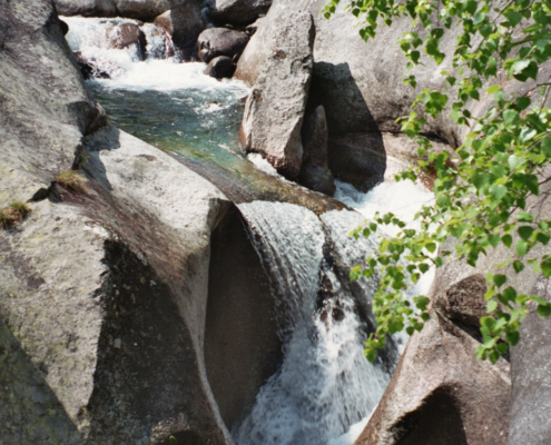 kantengerundete Granitblöcke im Bach
