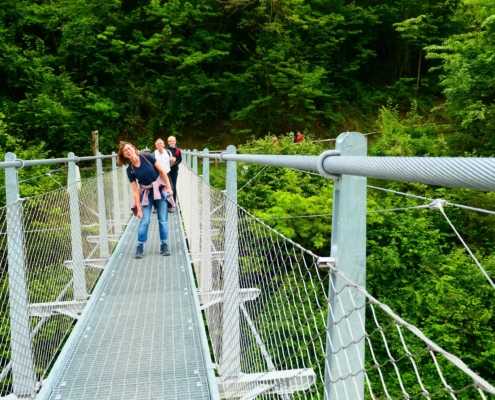 Wanderer auf Hängebrücke
