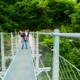 Wanderer auf Hängebrücke