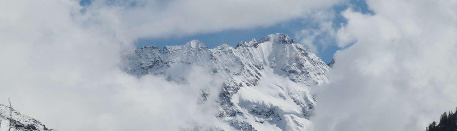 Wolkenfenster geben Berggipfel frei