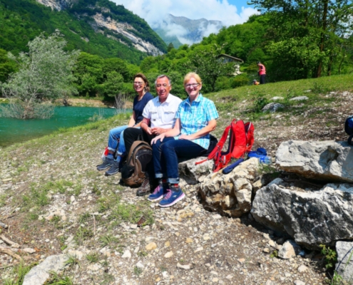 Wanderer am Bergsee Südalpen
