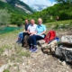 Wanderer am Bergsee Südalpen